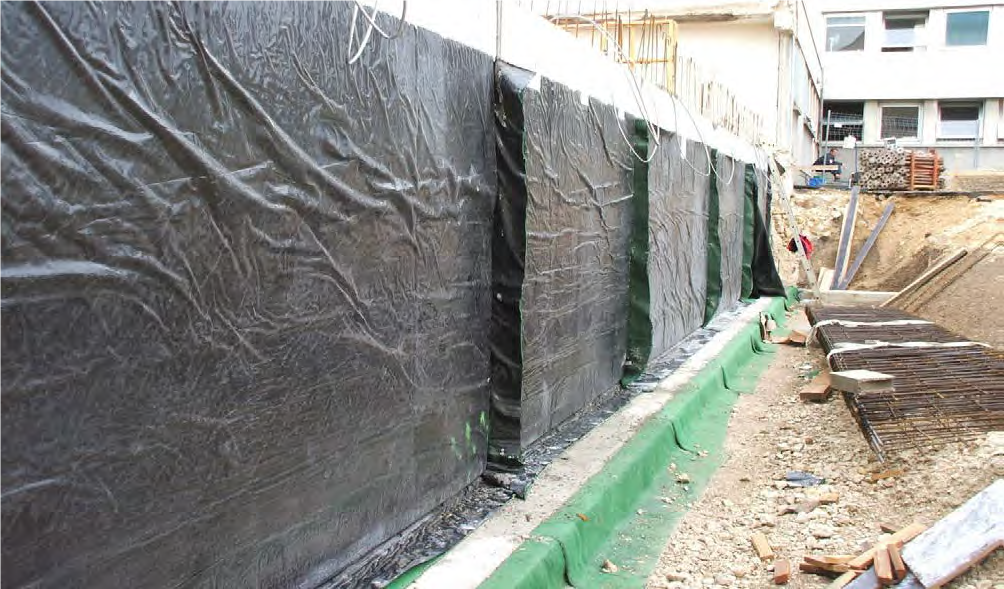 Photographie 2 - Exemple de mise en œuvre d’une membrane le long d’une paroi moulée verticale. Source et crédit photo : Documentation technique et commerciale, société CETCO.